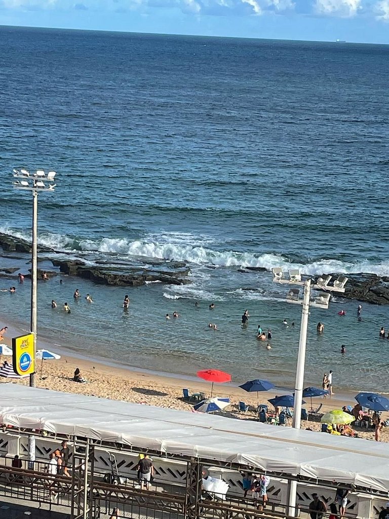 Ap até 4 hóspedes, Frente Praia, Varanda, na Barra , de Fren